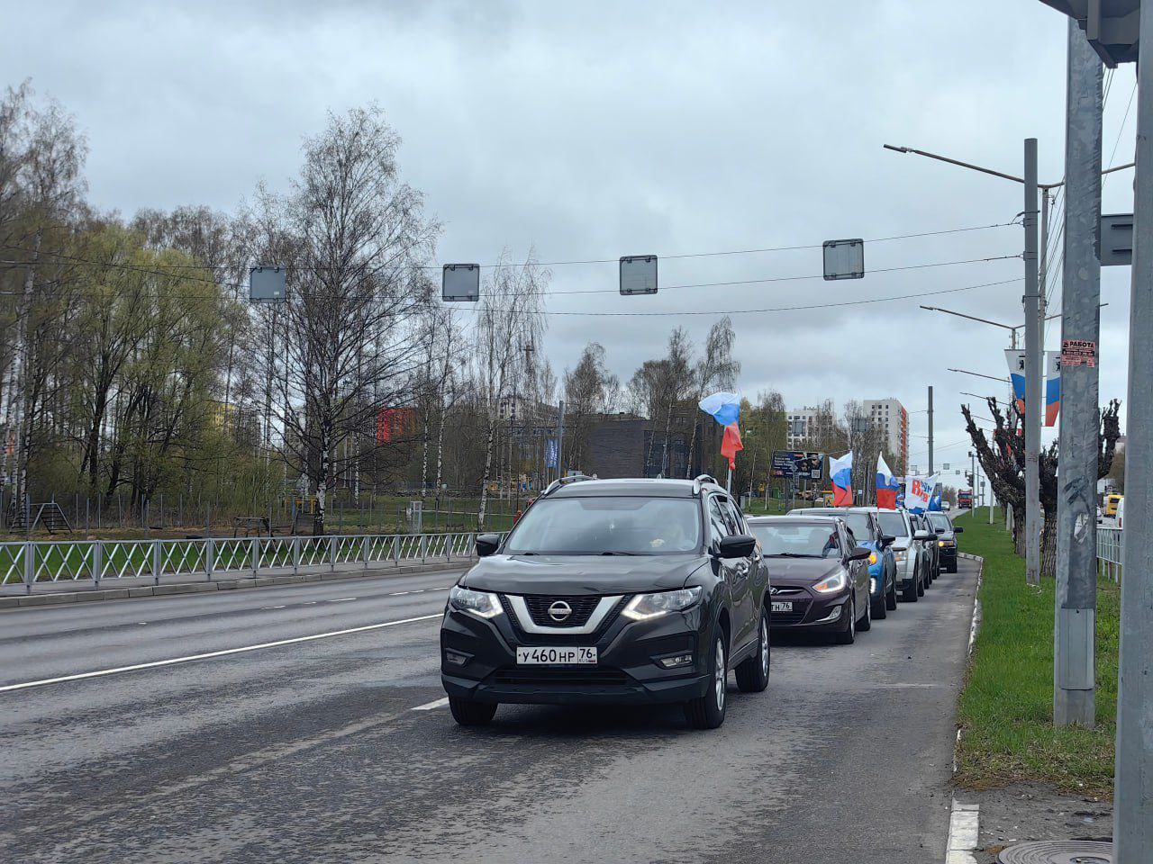 Сегодня в Ярославле прошел автопробег, посвященный 80-летию Победы. В акции приняли участие 60 автомобилей, украшенных флагами, среди которых легендарное Знамя Победы и российский триколор. Мероприятие состоялось при поддержке партии «Единая Россия».  Колонна стартовала с четырех разных площадок. Машины проехали по многим улицам города, в том числе по Ленинградскому и Московскому проспектам, Октябрьскому мосту, набережным, а также по проспектам Октября, Фрунзе и Авиаторов. Финальной точкой маршрута стала площадь у КЗЦ «Миллениум», где для участников автопробега устроили праздничный концерт.  В преддверии 80-летия Победы и весь юбилейный год в нашем регионе запланировано много патриотических мероприятий. Приглашаю жителей активно принимать в них участие в знак благодарности и памяти о подвиге наших предков.