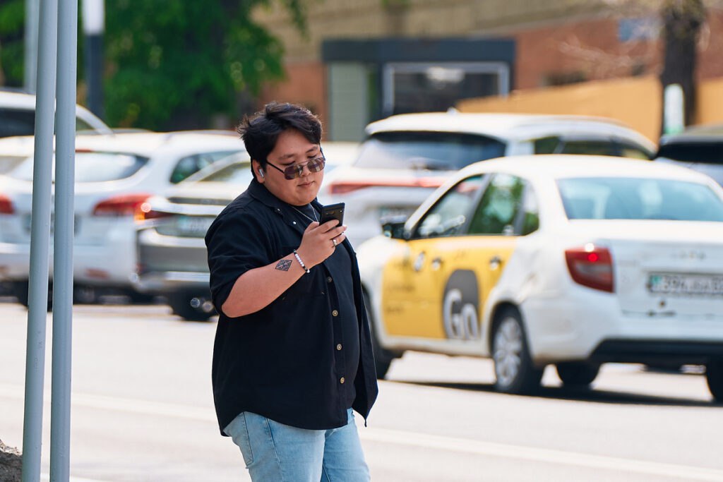 Пенсионные деньги казахстанцев смогут инвестировать в венчурные фонды и SPV 31 октября 2025 года вступили в силу новые правила инвестирования пенсионных активов ЕНПФ согласно постановлению Правительства РК 909 от 29 октября 2025 года пишет digitalbusiness kz Теперь фонд сможет вкладывать средства в более широкий спектр финансовых инструментов как на внутреннем так и на зарубежном рынках Например альтернативные инструменты включая фонды недвижимости инфраструктурные проекты венчурные и хедж фонды акции и доли компаний специального назначения SPV операции с ценными бумагами взаймы под залог Securities Lending позволяющие временно передавать ценные бумаги другим участникам рынка под залог для получения дохода Подробности на сайте