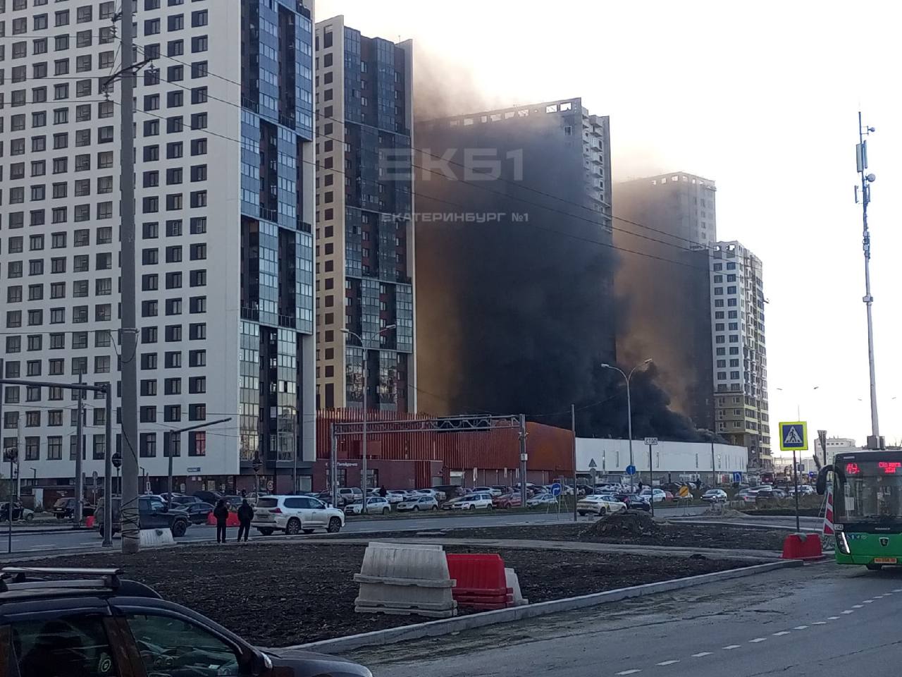 Ещё один пожар разгорелся у Меги Материалы горят на стройке на Металлургов Огонь также охватил битум на паркинге Площадь пожара 40 кв метров Его удалось локализовать На месте работают 29 спасателей Подписаться Прислать новость