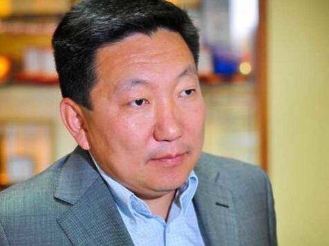 Михаил Матханов получил 20 лет колонии за госизмену и попытку примкнуть к террористам Михаил Матханов получил 20 лет лишения свободы по делу о государственной измене и попытке участия в террористической организации Что установил суд   в декабре 2022 года был совершен перевод 3050 долларов США иностранному гражданину следствие расценило это как финансовую помощь ВСУ   также предпринимались попытки выйти на представителей иностранного военизированного формирования признанного террористическим   в феврале 2025 года его задержали на границе в Кяхте при попытке покинуть Россию Приговор 20 лет лишения свободы штраф 500 тысяч рублей первые 5 лет тюрьма далее колония строгого режима Ранее Матханов был заметной фигурой в регионе бизнес политика крупные проекты Теперь один из самых жестких приговоров по подобной статье Источник Прокуратура Бурятии Канал Макс