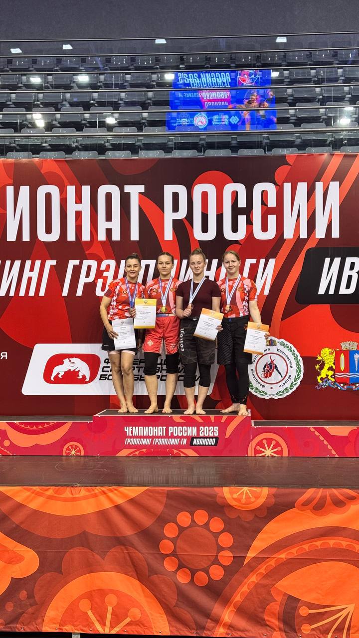 Забайкалки впервые взяли призовые места на чемпионате России по грэпплингу. Варвара Машкина и Валерия Шувалова впервые взяли золото и серебро на чемпионате. В тг-канале краевого Минспорта сообщили, что золото в весовой категории до 58 кг завоевала Варвара, которая тренируется под руководством Виталия Семёнова. Она не только показала выдающийся результат, но и выполнила норматив мастера спорта. Серебро в весовой категории до 53 кг досталось Валерии, ее тренирует Батор Ринчинэ. Это первое в истории края золото и серебро на чемпионате России. Фото Минспорта