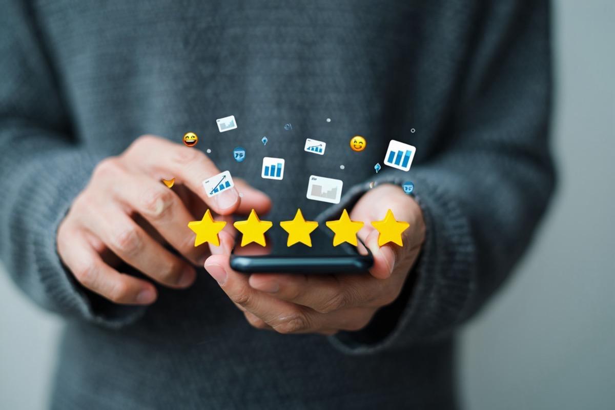 Мосбиржа планирует маркировать слишком непрозрачных эмитентов с 1 апреля Маркировка ценных бумаг компаний ограничивающих раскрытие информации может появиться на Мосбирже с 1 апреля 2026 года Об этом РБК Инвестициям рассказала старший управляющий директор по взаимодействию с эмитентами и органами власти Московской биржи Елена Курицына в кулуарах конференции Будущее рынка акций организованной Экспертом РА Ранее Мосбиржа говорила что маркировка заработает когда начнут действовать новые правила листинга Мы сейчас очень активно работаем вместе с Банком России и вчера разослали в пользовательские комитеты Московской биржи материалы с проектом изменений правил листинга Мы бы очень хотели чтобы с 1 апреля наши изменения вступили в силу сказала Елена Курицына Подробнее     www rbc ru quote news 699590d09a7947304fb80c14 Подписаться на канал Мы в MAX