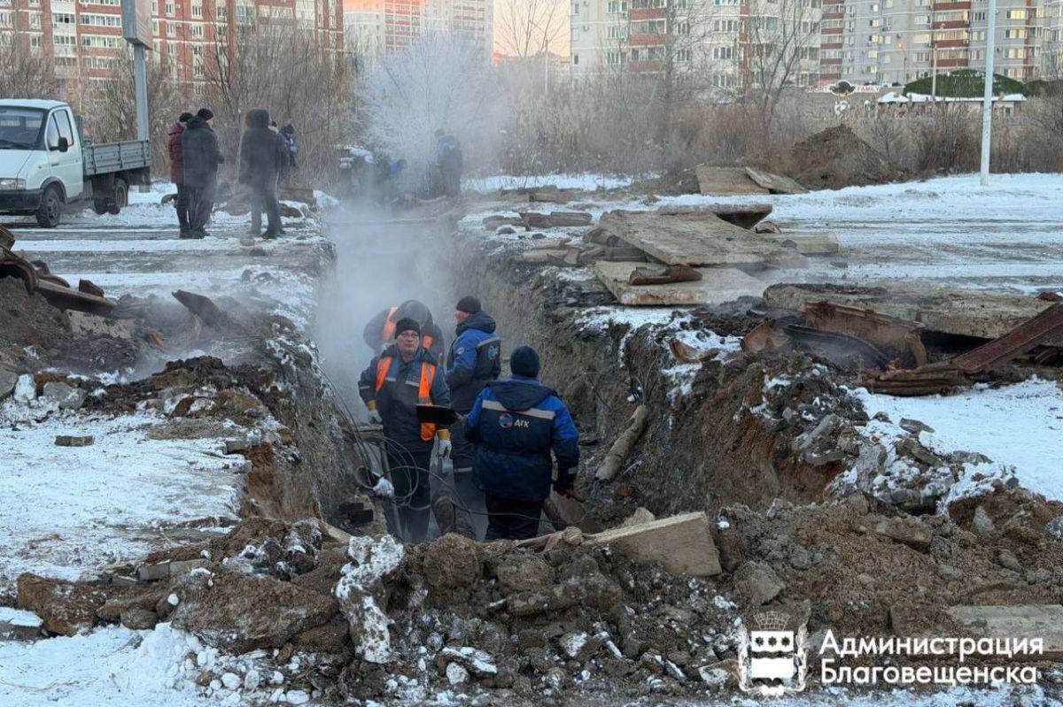 Порыв на сетях в микрорайоне Благовещенска оставил без тепла пять домов и детсад Порыв произошел вечером 3 декабря и оставил без отопления пять многоквартирных домов на Игнатьевском шоссе 12 2 12 3 12 4 12 6 Студенческая 21 а также прогимназию Специалисты Амурских тепловых сетей смогли определить место порыва только к вечеру и работали всю ночь для вскрытия дорожного полотна на улице Студенческой Восстановить подачу отопления планируют сегодня 4 декабря после 18 00 Как заявил мэр Благовещенска Олег Имамеев решается вопрос о введении режима ЧС муниципального уровня ampravda