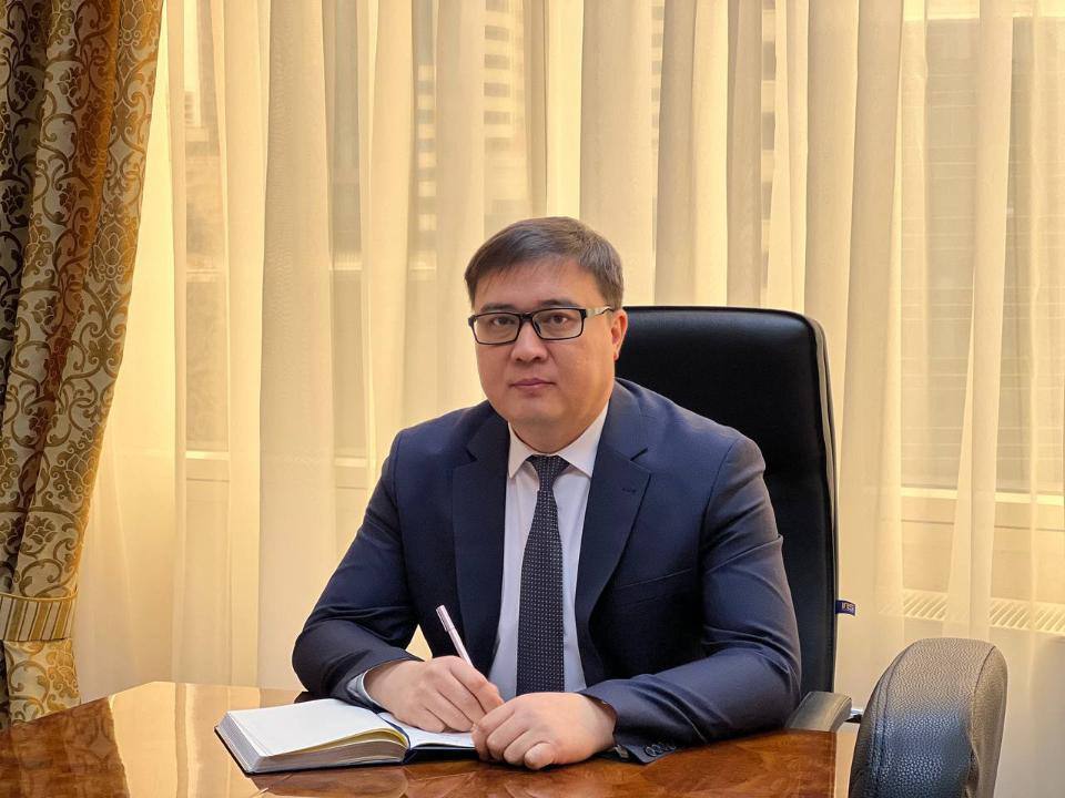 Информируем, что премьер Олжас Бектенов резко раскритиковал Минтранс и Минфин за задержки в реконструкции пограничных пунктов  Олжас Бектенов поручил привлечь к ответственности за ненадлежащую организацию работы:   председателя Комитета государственных доходов Минфина РК 35-летнего Жандоса Дуйсембиева  назначен в сентябре 2023 года     председателя Комитета автомобильных дорог Министерства транспорта РК 46-летнего Толегена Абдуллина  назначен в ноябре 2023 года .  Ответственные руководители министерств направлены в регионы для координации работы на местах. Поставлены задачи по ужесточению требований к кадровому составу таможенной службы, в особенности задействованному на пунктах пропуска, а также по вопросам оснащения оборудованием и обеспечения доступа к сети интернет.   Министрам транспорта, финансов поручено еженедельно представлять отчет Премьер-министру о ходе проведения реконструкции пунктов пропуска.