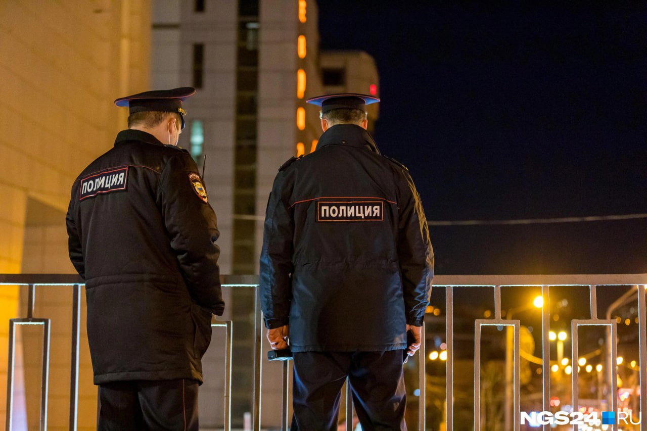 Аж 20 пунктов досмотра решили сделать на Дне города в Красноярске.  15 из них будут на острове Татышев, где концерт у Пелагеи, и ещё 5 — в парке Покровский. Такое количество КПП установили, чтобы усилить меры безопасности после атаки беспилотников на Иркутскую область.  Напомним, что с собой нельзя проносить: ⏺колюще-режущие предметы; ⏺аэрозоли, пиротехнику, зажигалки; ⏺все жидкости в любых объёмах; ⏺оружие и «предметы, имитирующие оружие»; ⏺предметы, затрудняющие идентификацию личности. ⏺Также рекомендуют не брать с собой большие сумки и рюкзаки, чтобы не создавать очереди.   Запрещены квадрокоптеры, а организации должны зарегистрировать аппараты и иметь разрешение на использование.