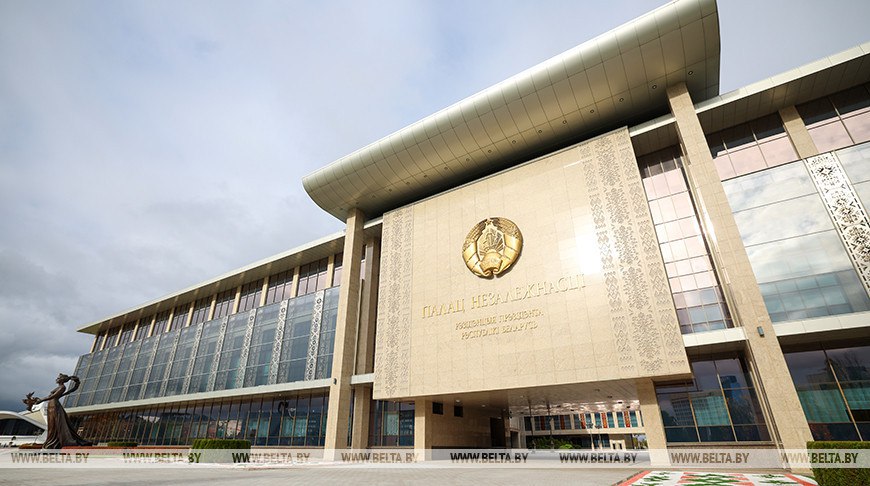 Александр Лукашенко уверен что Беларуси и Латвии удастся преодолеть сложности и сохранить отношения добрососедства Президент Беларуси Александр Лукашенко от имени белорусских граждан и себя лично поздравил народ Латвии с национальным праздником Днем провозглашения Латвийской Республики  Глава государства отметил что независимость это не только уникальная ценность которая позволяет осуществить мечту народа о светлом будущем своей страны но и большая ответственность за достижение поставленной цели Стремление жителей Латвии к сохранению национальной самобытности жизни в мире и согласии с соседями десятилетиями способствовало укреплению доброжелательных отношений между нашими государствами Мы вместе работали находили возможности для взаимовыгодного сотрудничества Белорусы ценят это и всегда рады новым встречам говорится в поздравлении  Поддержать канал бустами Inst TikTok ВК OK FB