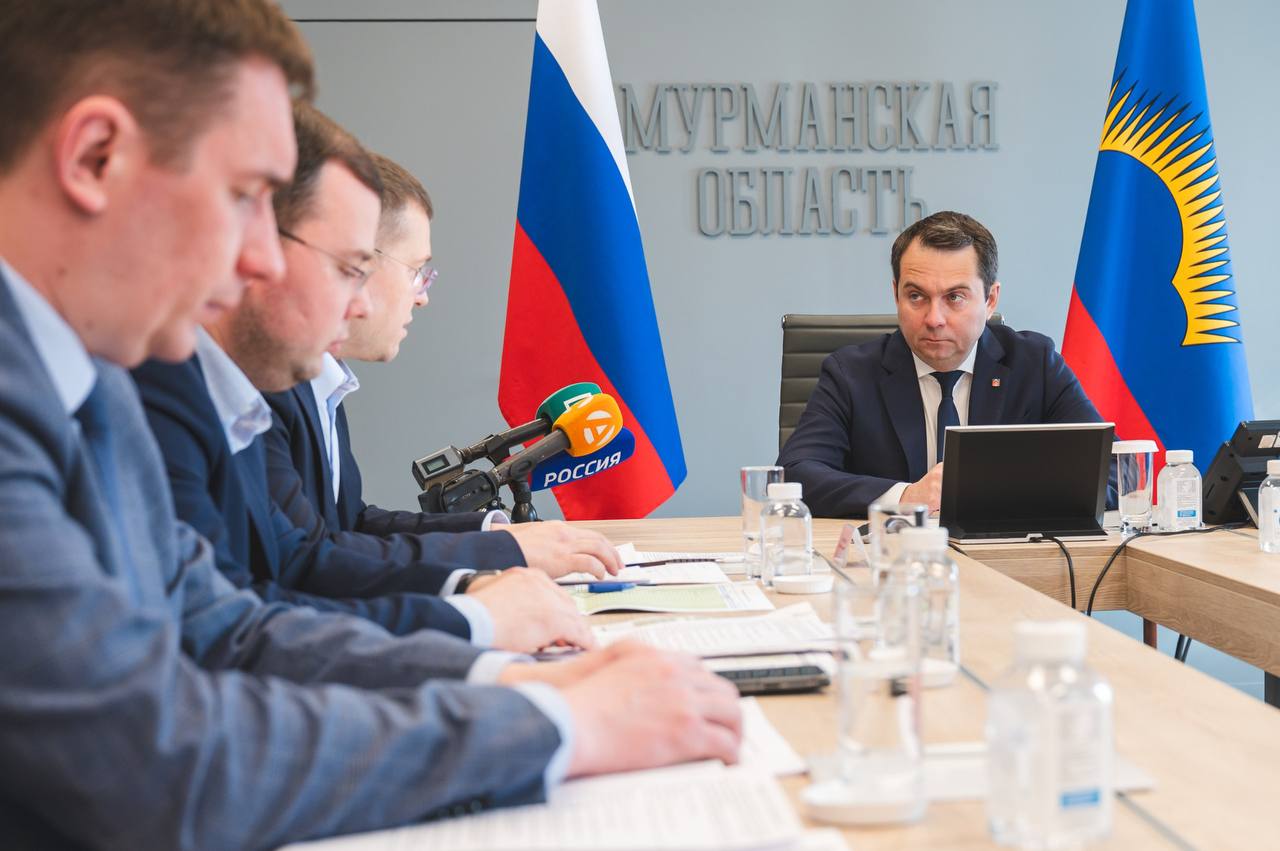 Сегодня глава Мурманска Юрий Сердечкин доложил о ходе ремонта и содержании дорог. Глава города подчеркнул, что все силы мобилизованы. Контракты, планы и меры для повышения качества дорог детально проработаны. Ранее на оперативном совещании я отметил невысокий процент выполнения ямочного ремонта в Мурманске. Подрядчики завершают устранение дефектов, срок – до 20 июня. На сегодня выполнено 74% гарантийных работ, возникшие сложности решаются оперативно. Поручил моему заместителю - министру транспорта и дорожного хозяйства Юлии Полиэктовой держать ситуацию на личном контроле.
