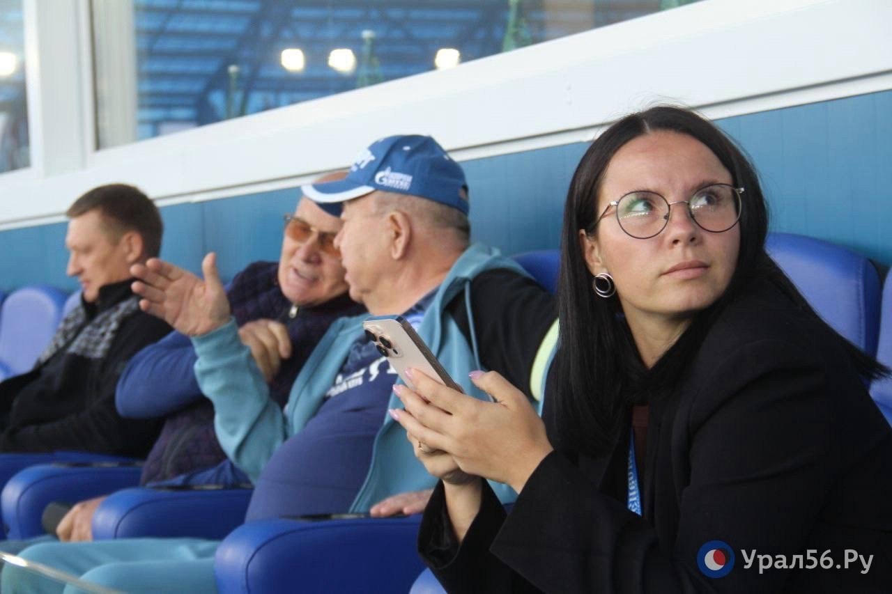 Екатерина Кальченко из Тюмени назначена на должность директора департамента информационной политики Оренбургской области Указ подписан с 28 октября на срок полномочий губернатора Напомним Екатерина Кальченко переехала в Оренбург недавно в июле этого года Департамент создали недавно 13 октября указом губернатора некоторые функции министерства региональной и информационной политики касающиеся ответственности за взаимодействие со СМИ передали новому подразделению Министерство же теперь будет отвечать только за региональную политику и называться соответствующим образом Деятельность департамента как отдельной госструктуры будет курировать вице губернатор И о вице губернатора по внутренней политике является Юрий Мироненко он же занимает пост министра региональной политики Вот такие хитросплетения Екатерина Кальченко фактически заменила в Доме Советов Инну Аверкову которая сейчас занимает аналогичную должность в Свердловской области Именно Аверкова ранее координировала взаимодействие Дома Советов с прессой но при этом занимала должность замминистра Урал56 Ру в MAX