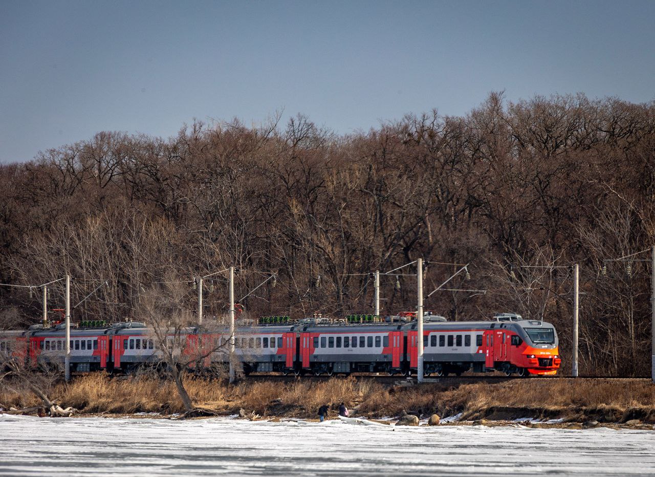 Электрички на Находкинском направлении станут вместительнее В ответ на растущий спрос на маршрутах Владивосток Партизанск Находка пригородная компания Экспресс Приморья совместно с региональным Министерством транспорта и дорожного хозяйства приняла решение добавить вагонов в электропоездах Это позволит сделать поездки более комфортными и увеличить пропускную способность одного из самых популярных направлений в Приморье С 31 января текущего года усиленные составы по 6   вагонов будут работать на Находкинском направлении круглогодично Изменения коснутся следующих рейсов 6401 6402 Владивосток Партизанск отправление в 18 40 6404 Партизанск Тихоокеанская отправление в 22 13 6403 Тихоокеанская Партизанск отправление в 05 28 6405 6406 Партизанск Владивосток отправление в 06 38 Это решение является закономерным шагом в рамках улучшения транспортной доступности региона Напомним что с начала 2026 года в Находке впервые начал действовать единый городской тариф на проезд 32 рубля за поездку на участке Находка Мыс Астафьева Фото Иван Шаповалов