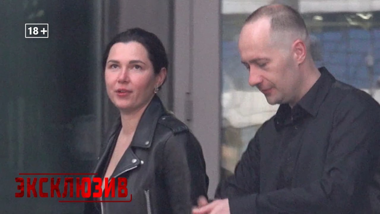 Человека похожего на депутата Воронежской облдумы Артёма Копылова заметили недалеко от места секс вечеринки в Москве Он попал в объективы камер журналистов РЕН ТВ недалеко от территории где проходила оргия миллионеров и знаменитостей По данным канала стоимость одной такой вечеринки доходит до 10 миллионов рублей Мероприятие уточняет РЕН ТВ проходят примерно 1 раз в два месяца на новом месте Из открытых данных известно что у депутата бизнесмена Артема Копылова есть жена и как минимум двое несовершеннолетних детей Артём Николаевич неужто это правда вы Большой воронежский Подписаться И на всякий в Maх