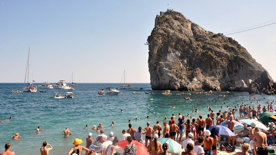 Санаторий Симеиз в Крыму передали в федеральную собственность Правительство Российской федерации приняли санаторий Симеиз в федеральную собственность Документ подписал премьер министр России Михаил Мишустин Принять в федеральную собственность государственное бюджетное учреждение Республики Крым Клинический специализированный санаторий Симеиз написано в тексте распоряжения В течение четырех месяцев Минюст РФ Росимущество и Совмин республики должны закончить мероприятия направленные на передачу имущества принадлежащего санаторию в федеральную собственность Подробнее
