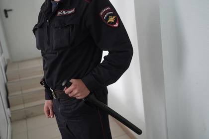 В Краснодоне местный житель ограбил кафе В Краснодоне в полицию с заявлением обратился владелец местного кафе. Мужчина рассказал, что кто-то отжал окно в заведении и попал внутрь. Из кафе пропали деньги и продукты питания, а также личные вещи. - Благодаря оперативным действиям сотрудников уголовного розыска территориального одела полиции была установлена причастность к совершению противоправного деяния, ранее судимого 26-летнего жителя Суходольска, - рассказали в региональном МВД. Задержанный признался в совершении преступления. Теперь ему придётся ответить за кражу с проникновением в помещение.