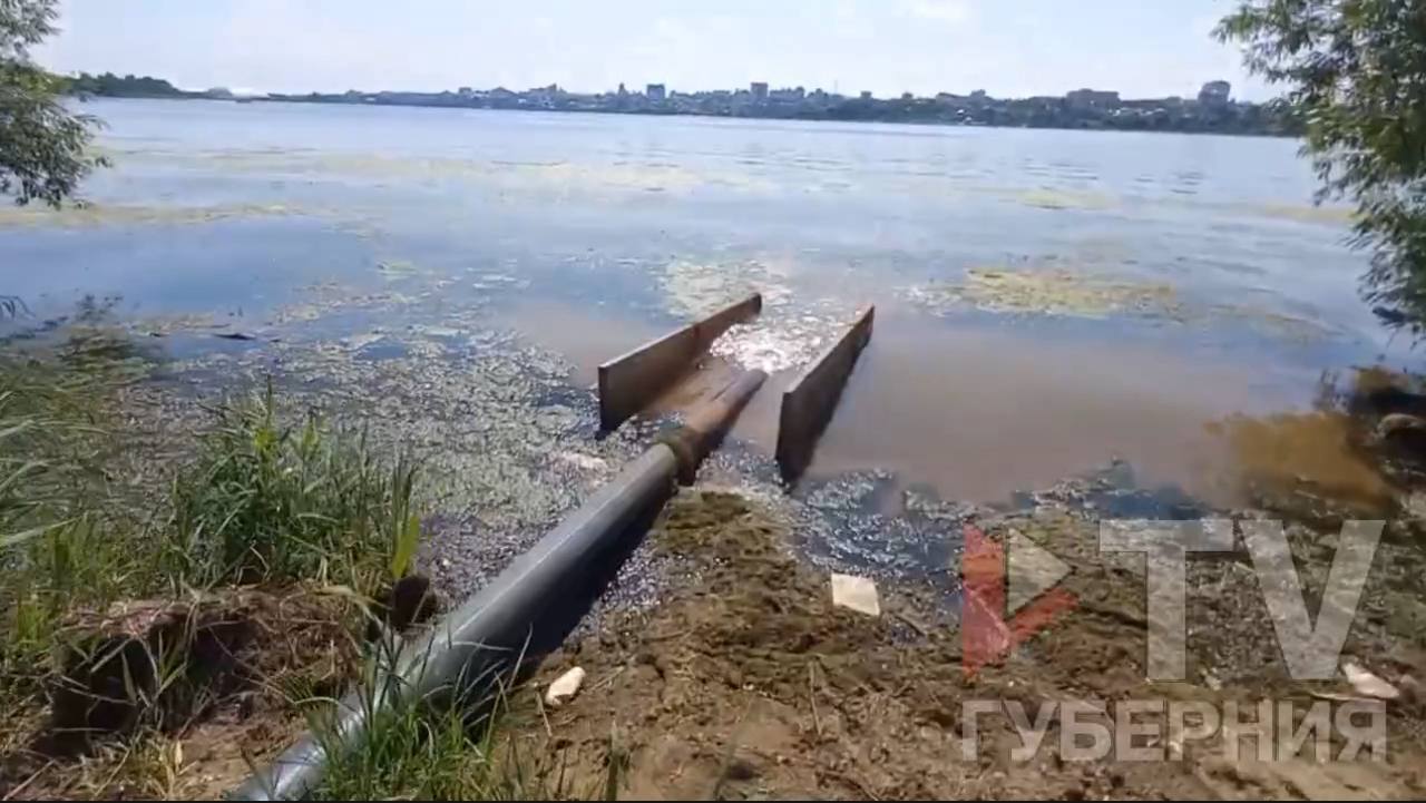 Пока город вкладывает деньги в благоустройство, кто-то продолжает загрязнять водохранилище. В городе сейчас многое меняется. Реконструируется Петровская набережная. Лазурный победил в голосовании и получил федеральные средства на благоустройство своей прибрежной территории. То есть набережные по обеим берегам начинают преображаться. И в это же самое время — снова труба в сторону водохранилища. На этой неделе обнаружили очередной сброс. Выяснилось, что это строители откачивали грунтовые воды. Это, к сожалению, ещё не самый страшный случай. На моем округе по подобной трубе в Суворовский затон стекала жидкость с резким, характерным запахом — точно не грунтовая вода. А рядом, на улице Землячки, жители заметили откачку отходов уже в промышленных масштабах: машины приезжают одна за другой, и никто этому не мешает. Я задал вопрос Сергею Андреевичу Петрину на отчёте перед Думой, направил запросы в надзорные органы — жду ответов. Но уже сейчас понятно: здесь нужны системные меры. Например, такие штрафы для юридических лиц, чтобы от одной мысли слить что-либо в водохранилище, нерадивых бизнесменов, сразу пробирал холодный пот.