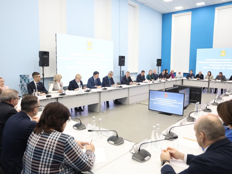 В Волгоградской области впервые пройдет региональная студенческая спартакиада В Волгограде обсудили вопросы развития системы непрерывного профессионального образования Школа колледж вуз предприятие В совещании приняли участие глава региона ректоры вузов и руководители учреждений СПО Как сообщили Волжский ру в пресс службе областной администрации в ходе обсуждения была отмечена необходимость поступательного обновления региональной системы образования исходя из долгосрочных прогнозов развития на 10 летний период Одним из эффективных механизмов названо применение кластерного подхода и концентрации на ключевых направлениях В частности такой подход реализуется в рамках проекта Профессионалитет Подробнее на Волжский ру   www volzsky ru index php wx 16 wx2 82757 ВолжскийРу волжский vlz