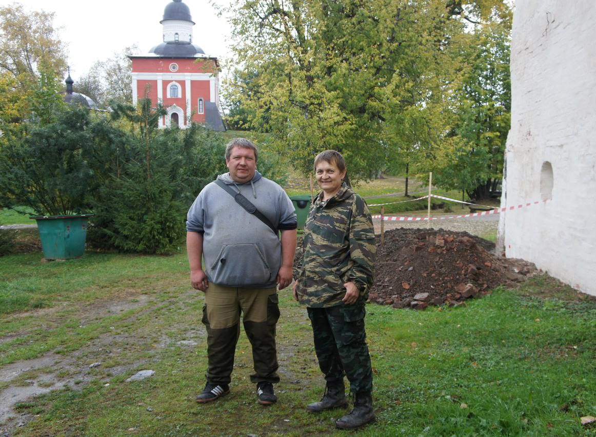 Большой клад монет обнаружили археологи в Кирилло-Белозерском монастыре Вологодской области. «Чешуйки» датируются 17 веком, и это самая крупная находка за всю историю раскопок в этом месте  В одном из шурфов на участке Монастырского Архива XVII столетия был найден комок с серебряными монетами. Их оказалось 266 штук, говорится на странице Кирилло-Белозерского музея-заповедника.   На территории монастыря клады находили уже два раза. Последний раз находка была всего из шести монет, так что на этот раз археологам повезло гораздо больше.     «Результаты раскопок этого года для нас стали полнейшей неожиданностью — археологи под руководством Алексея Угланова нашли клад из серебряных монет, которые предварительно датировали эпохой Смутного времени!» — рассказывает генеральный директор Кирилло-Белозерского музея-заповедника Михаил Шаромазов.   Нашла огромный клад череповчанка Светлана Ящур. Раньше она была участницей поисковых отрядов, занимающихся поиском без вести пропавших солдат Великой Отечественной. Теперь женщина занялась археологией.   «Сначала я нашла две монетки… Стали брать следующий слой, производить зачистку и обнаружила целый комок «чешуек». Монет было так много, что сразу стало понятно, что это клад! Естественно, я всё расчистила, аккуратно собрала до каждой монеточки. Получилось более 260. На монетах изображен Георгий Победоносец, относятся они к началу XVII века», — рассказывает Светлана Ящур.   К сожалению, монеты в плохом состоянии и нуждаются в реставрации. «Клад будет отреставрирован, полностью атрибутирован и, после введения в научный оборот, передан в фонды археологии Кирилло-Белозерского музея-заповедника», — пояснил директор ООО «Вологодская реставрация» Алексей Угланов.   На фото: директор ООО «Вологодская реставрация» Алексей Угланов с археологом Светланой Ящур на месте раскопок; монеты из клада  страница Кирилло-Белозерского музея-заповедника во «ВКонтакте»