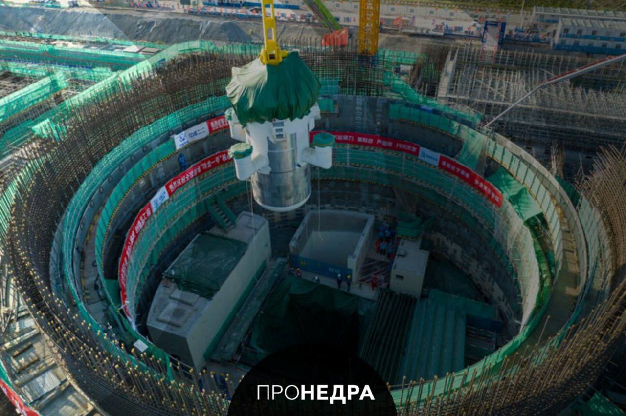 Китай готовится запустить первый в мире малый модульный реактор Китай планирует начать коммерческую эксплуатацию малого модульного реактора Linglong One в провинции Хайнань Как сообщает Китайский институт стратегии ядерной промышленности реактор начнет выработку электроэнергии не позднее августа 2026 года Реактор Linglong One стал первым малым модельным реактором одобренным МАГАТЭ Он предназначен для регионов со слабыми энергосетями и дешевле в строительстве чем крупные реакторы Пронедра Подписывайся