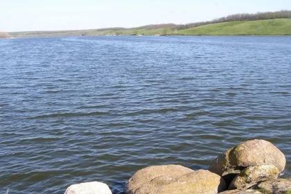 В Мариуполе жители столкнулись с нехваткой воды из-за обмеления Старо-Крымского водохранилища. Для решения этой проблемы начали разработку проекта нового водовода, который будет протянут на почти 17 километров от Павлопольского водохранилища. Этот шаг направлен на улучшение водоснабжения в регионе.