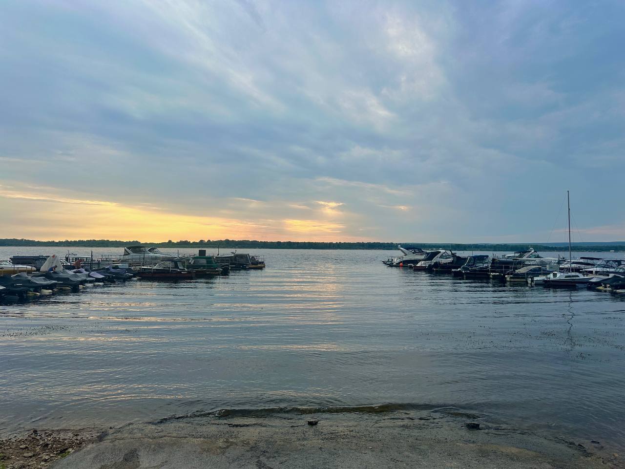В Самаре из за льда приостановлено движение судов по направлению в Рождествено Из за сложной ледовой ситуации Самарским речным пассажирским предприятием принято решение временно прекратить судоходство на маршруте Самара Рождествено В зависимости от изменений ледовых условий расписание движения судов может подвергнуться дальнейшим корректировкам Просьба учитывать данную информацию при планировании поездок ГТРК Самара MAX lВК lОК lСАЙТ