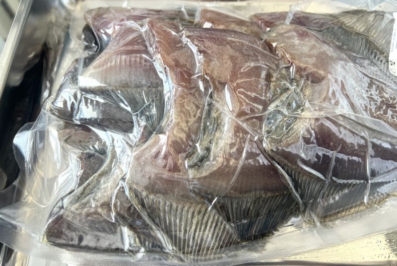 Вяленая камбала на Камчатке оказалась с душком и бактериями В испытательной лаборатории Камчатского филиала Национального центра безопасности рыбной и сельскохозяйственной продукции проверили вяленую камбалу сообщили РАИ КАМЧАТКА ИНФОРМ в учреждении Рыбу проверяли в том числе на токсичные элементы радионуклиды пестициды по микробиологическим и органолептическим показателям а также на чистоту от паразитов По результатам экспертизы в рыбе выявлен запах не соответствующий установленным нормам Это может свидетельствовать о нарушениях условий хранения или производства и делает продукцию непригодной для реализации Помимо этого в образце установлено превышение по микробиологическим показателям а именно колиформные бактерии и количество мезофильных аэробных и факультативно анаэробных Читать на сайте