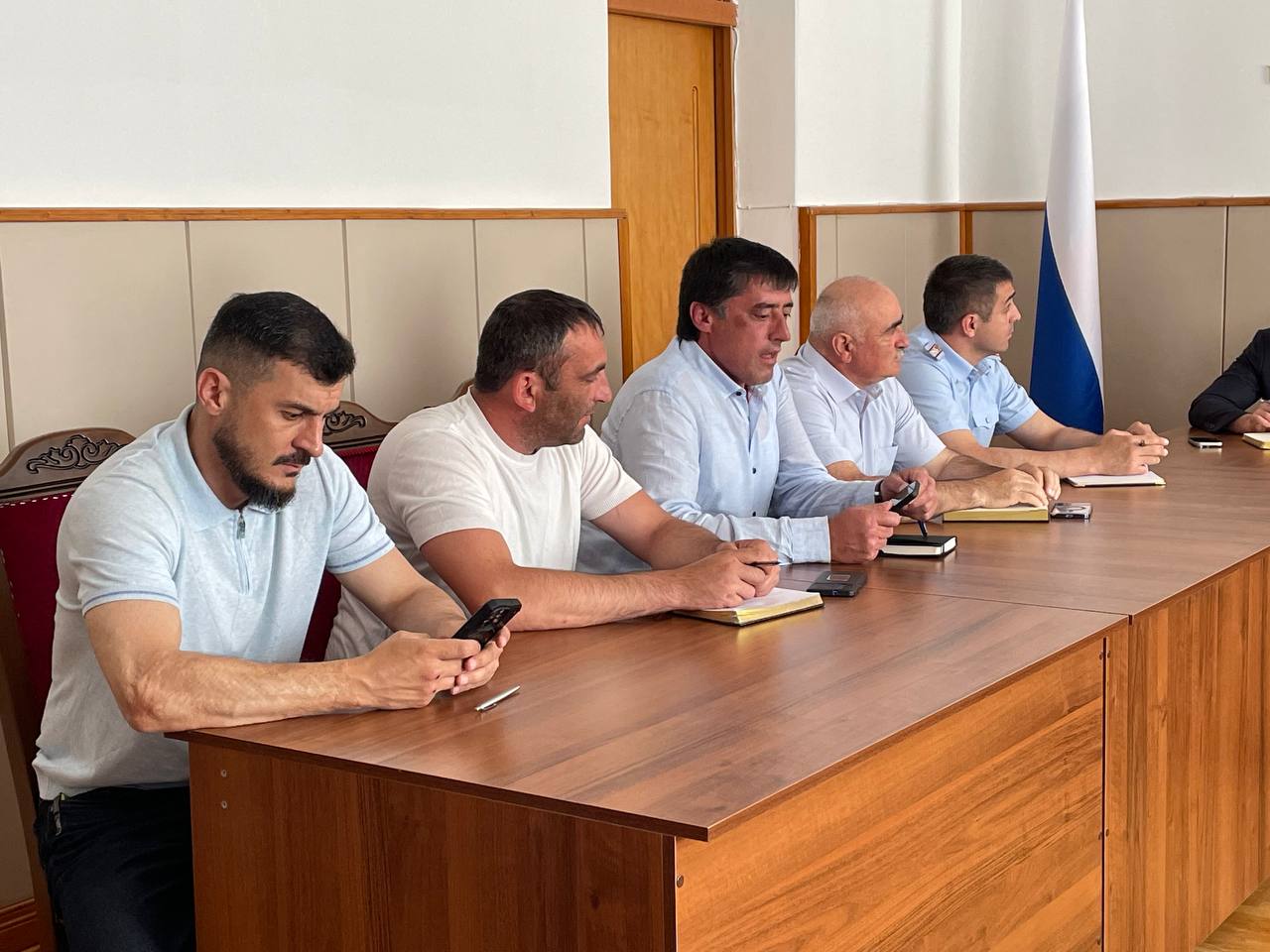 Сегодня провел заседание Организационного комитета от Черекского района регионального этапа Всероссийской военно-патриотической игры «Зарница 2.0». В рамках заседания представители органов власти, силовых структур и общественных организаций региона обсудили реализацию флагманского проекта Движения Первых «Зарница 2.0». Это большой проект, а значит на нас большая ответственность. Мы должны сделать всё, чтоб это мероприятие прошло на высшем уровне. Важным акцентом заседания стал вопрос о распределении обязанностей между ведомствами, оказывающими помощь в организации регионального этапа. Радует, что все участники организационной работы с воодушевлением влились в процесс подготовки. Мы живем в непростое время глобальных изменений. Время, когда наши недруги пытаются переписать историю. Сегодня как никогда важно реализовывать проекты, направленные на патриотическое воспитание и сохранение исторической памяти. Одним из таких проектов является «Зарница 2.0
