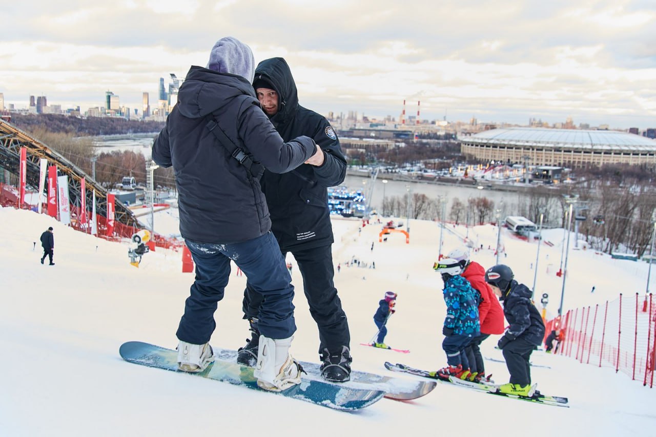 На Воробьевых горах в Москве открылся горнолыжный сезон В комплексе можно кататься самостоятельно или записаться на бесплатные групповые занятия Для любителей горных лыж и сноуборда в будни проводят групповые тренировки с профессиональными инструкторами Новичков обучают базовым навыкам опытных спортсменов помогают совершенствовать технику Участие бесплатное по предварительной регистрации Также работает дорожка для керлинга по пятницам субботам воскресеньям и в праздники как для индивидуальных занятий так и для команд Всю зиму пройдут спортивные мероприятия при поддержке департамента спорта Кубок чемпионов по сноуборду в параллельном слаломе Кубок чемпионов по фристайлу в парном могуле спортивный карнавал и фестивали Участники СВО смогут бесплатно заниматься по записи и получить скидку на аренду инвентаря moscowlenta