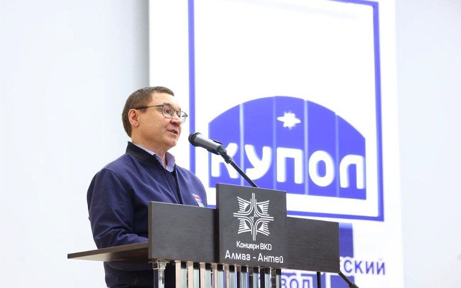 Значимый вклад ИЭМЗ "Купол" в развитие реального сектора экономики и оборонно-промышленного комплекса России и её Вооруженных сил оценил секретарь генсовета "Единой России" Владимир Якушев. "За последние два года вы добились впечатляющих результатов, кратно увеличив выпуск различных видов продукции. Но "Купол" - это не только оборона, но и широкий спектр гражданской наукоёмкой продукции: от климатической техники до оборудования для АЭС. Всё это - яркий пример импортозамещения и диверсификации производства. Отмечу, что здесь делается всё необходимое для того, чтобы на предприятие приходили передовые технологии и долгосрочные прямые инвестиции. А для людей создаются комфортные условия труда и решаются вопросы социальной защиты", - сказал Владимир Якушев, обращаясь к коллективу завода. Он поблагодарил сотрудников ижевского предприятия за преданность делу. "Уверен, что "Купол" и впредь будет символом мощи российской оборонной промышленности. Ваш каждодневный труд приближает нашу Победу", - добавил он.