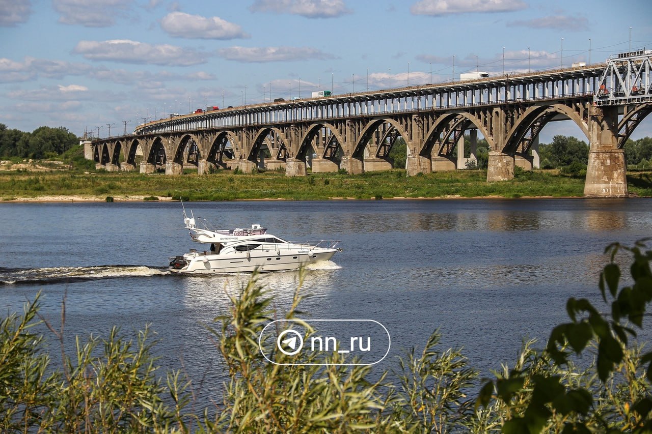 Ремонт Борского моста встал: с подрядчиком собираются расторгнуть контракт На объекте нет ни техники, ни рабочих. Временную схему движения «ДСК» не обслуживает, а на предписания не реагирует. По данным нижегородского ГУАД, похожая ситуация у подрядчика сложилась и в других регионах России. «Дорожной строительной компании» направили уведомление о расторжении контракта в одностороннем порядке. Подрядчику дадут 10 дней на то, чтобы возобновить ремонтные работы. Если этого не произойдет, договор расторгнут. «После этого будет организован процесс выбора новой подрядной организации, сроки ремонта моста будут скорректированы с учетом заключения нового контракта», — отметили в управлении. К ремонту моста подрядчик приступил в марте 2024 года. Стоимость работ оценили в 2,4 млрд рублей. По условиям контракта компания должна завершить их к декабрю. Подпишись Предложи новость