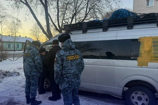 Амурчанин скрывался и менял место жительства чтобы не платить более миллиона рублей алиментов В Благовещенске судебные приставы арестовали автомобиль мужчины который задолжал своим двум дочерям и сыну более миллиона рублей алиментов Как сообщает УФССП России по Амурской области на приеме у главного судебного пристава Амурской области проходившем в Свободном представитель взыскательницы сообщила что алименты выплачиваются нерегулярно и не в полном объеме Фактическое место жительства должника неизвестно последнее место жительства в Серышевском районе Руководитель Управления Виталий Бенчук взял ситуацию под личный контроль Отец троих детей избегал выполнения своих обязанностей не выходил на связь с приставами и часто менял адреса проживания Из за этого долг по алиментам продолжал расти В ходе исполнительного производства приставы приняли ряд мер включая запрет на регистрационные действия с автомобилем принадлежащим должнику Они установили что отец должник зарегистрирован и проживает в квартире в Благовещенске Ему оставили извещение о явке на прием к судебному приставу исполнителю Мужчина пришел на прием однако долг так и не погасил Поэтому приставы составили акт описи и ареста его микроавтобуса который эвакуировали на специализированную стоянку Если задолженность по алиментам не будет полностью оплачена в течение 10 дней авто оценят и продадут принудительно Деньги перечислят взыскателям