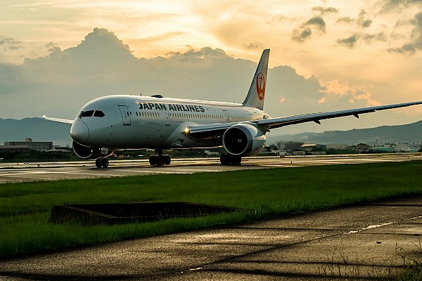 Пилоты японской авиакомпании JAL подпишут обязательства отказа от алкоголя В ответ на ряд инцидентов связанных с употреблением алкоголя японская авиакомпания Japan Airlines JAL потребовала от своих пилотов письменных гарантий того что они не будут употреблять алкоголь перед полетами Об этом пишет ИА Красная Весна со ссылкой на газету The Asahi Shimbun Согласно источникам компания уже разослала пилотам электронный бланк такой клятвы В документе содержится обязательство соблюдать внутренние правила касающиеся употребления алкоголя и требование поставить галочку напротив заявления Я не стану причиной каких либо инцидентов связанных с употреблением алкоголя Единственный доступный вариант ответа Да aviaru net n287961