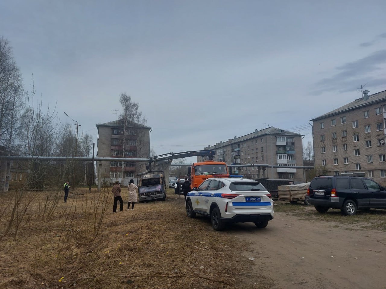 В Архангельске заработал новый механизм освобождения улиц от автохлама Напомним, депутаты городской Думы на февральской сессии согласовали изменения в Правила благоустройства Архангельска. В документе были уточнены признаки брошенных транспортных средств: это автомобили, у которых отсутствуют капот, крышка багажника, дверь, стекло, колесо, панель приборов, зеркало заднего вида, шасси или привод. Это позволило наконец решить проблему с брошенными машинами на улицах областной столицы. Сегодня на своей странице «ВК» глава Архангельска Дмитрий Морев сообщил: Начали с Северного округа. Здесь администрация выявила 16 брошенных автомобилей на территориях общего пользования. Были составлены акты осмотра, направлены запросы в Госавтоинспекцию для определения собственников транспортных средств. Владельцы получили уведомления, и четверо из них отреагировали незамедлительно — машины убрали самостоятельно. В случае, когда собственника определить не удается или он не принимает мер, разукомплектованные авто увозят на спецстоянку на Талажском шоссе. Эту процедуру организует департамент транспорта и его подрядчик. Владелец может вернуть свою машину, если возместит расходы на транспортировку и временное хранение. В ином случае, автохлам будет утилизирован. Сегодня на спецстоянку вывезли первые три брошенных машины. Сроки подходят и в других округах, будем планомерно освобождать территории. Считаю это важной частью комплекса мер по наведению порядка в городе. Фото: архгорадмин