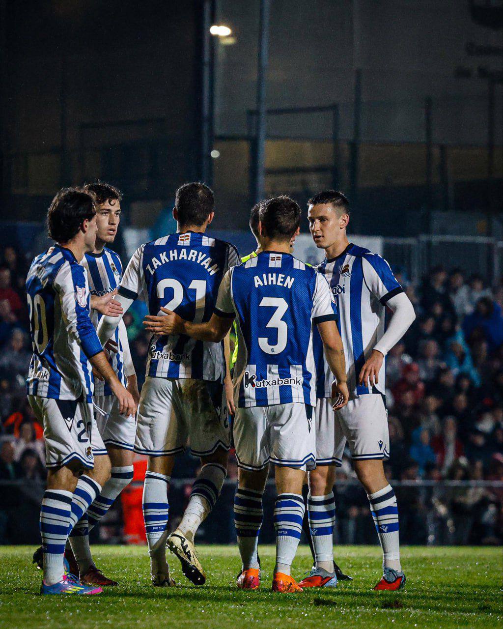 Арсен Захарян забил гол за Реал Сосьедад Это случилось впервые за 8 месяцев Захарян вышел в стартовом составе в матче 1 64 финала Кубка Испании с Негрейрой и забил гол на 54 й минуте Правда до конца матча россиянин не доиграл и был заменен на 72 ой минуте К слову это было первое появление Захаряна в основном составе в текущем сезоне А последний раз Захарян забивал за свою команду еще в феврале в ворота Леганеса