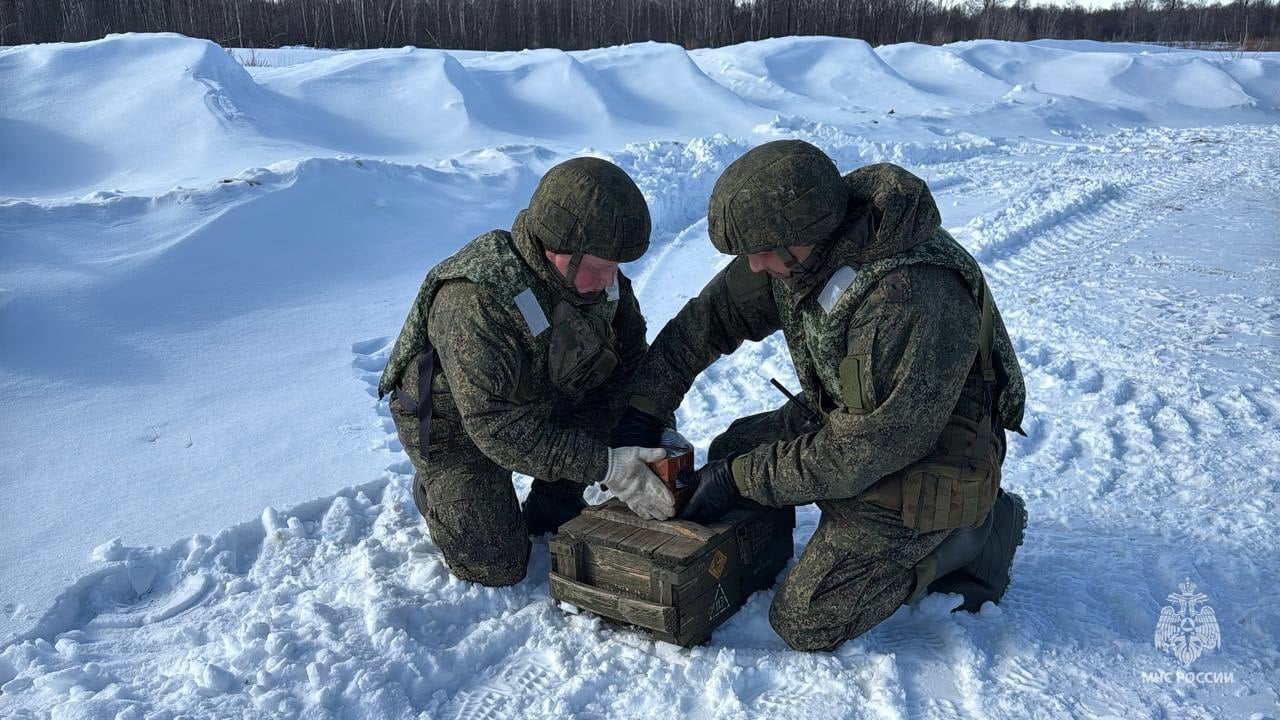 В Башкортостане продолжаются взрывные работы для ослабления льда   Сегодня проведены подрывы льда на реке Инзер недалеко от села Узунларово Архангельского района. Работы плановые, просьба сохранять спокойствие.  На прошлой неделе взрывные работы прошли на реке Уршак в районе деревни Сабурово и населенных пунктов Петряево и Первомайский Чишминского района.  Всего в Башкортостане на контроле находится 67 затороопасных участков в 27 муниципальных образованиях.   Подрыв льда чаще всего проводят в местах, где он толще всего и где реки сужаются или резко меняют русло. А также в районе мостов, чтобы снизить давление на опоры.   Беспилотная авиация МЧС Башкортостана продолжает еженедельные воздушные полеты для мониторинга ледовой обстановки на реках республики.