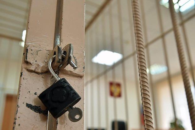 В суд Донецкой народной республики передали дело военнослужащего, обвиняемого в убийстве гражданского лица в Мариуполе. Прокуратура сообщила о том, что 28-летний Николай Гуртовский, который служил в подразделении "Азов", стал фигурантом уголовного дела после инцидента, произошедшего в марте 2022 года.  Согласно материалам дела, Гуртовский вместе с сослуживцем прибыл на улицу Плановую с целью зачистки района от вооруженных сил. В ходе выполнения приказа он открыл огонь по прохожему, в результате чего мужчина погиб на месте.  Военному предъявлено обвинение в убийстве, совершенном организованной группой, по мотивам политической ненависти. Рассмотрение дела будет проходить в суде.  Источник: