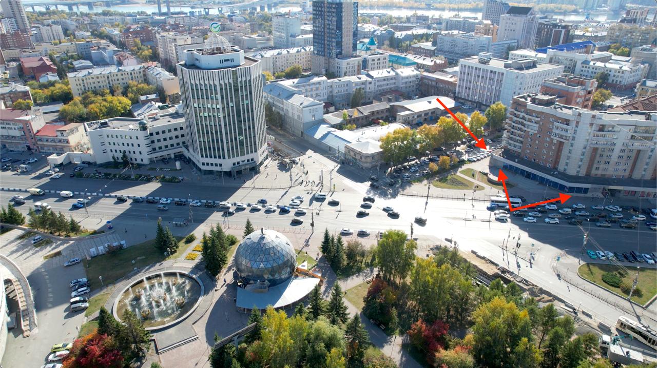 Здание на пересечении улицы Серебренниковской и Октябрьской магистрали в Новосибирске ждет редевелопмент Собственник помещения с синим стеклянным фасадом по ул. Октябрьская, 49 проведет редевелопмент объекта. Он приступает к разработке концепции по его реконструкции и благоустройству прилегающей территории. Об этом сообщил основатель компании «Назаров и партнеры» Александр Назаров. «Сейчас ведутся переговоры с архитекторами и выбор подрядчика. В планах самым кардинальным образом изменить не только фасад помещения, но эту локацию в принципе, сделать ее центром притяжения горожан», рассказал Александр Назаров. Общая площадь объекта 1300 кв.м. По планам на первом этаже сделать несколько отдельных помещений для сдачи в аренду. По данным 2ГИС, на сегодня в здании располагается медицинская лаборатория KDL, винотека «Сомелье», магазин Kuchenland, «Миртек», магазин женской одежды A la Mode, ивент-агентство «Играй город». По ссылке