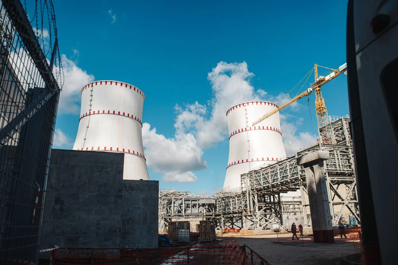 Губернатор Курской области прокомментировал запуск первого энергоблока Курской АЭС 2 В Курской области официально ввели в промышленную эксплуатацию первый энергоблок станции замещения Курская АЭС 2 На объекте установлен инновационный реактор ВВЭР ТОИ который считается самым мощным в российской атомной энергетике Губернатор Александр Хинштейн отметил что реализация столь масштабного проекта стала возможной благодаря совместной работе десятков тысяч специалистов По словам губернатора в строительстве и запуске объекта были задействованы около 90 тысяч человек Ввод нового энергоблока позволит увеличить мощность Курской атомной станции более чем на 60 что как ожидается укрепит энергетическую безопасность Центрального федерального округа Курская Telega Прислать новость