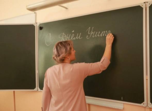 Повышенную заработную плату педагоги Хабаровского края начнут получать в феврале Согласно решению губернатора Дмитрия Демешина с 1 января оклады работников образования увеличены на 25 что в среднем даст рост зарплат более чем на 16 Выплаты в Хабаровске пройдут до конца месяца а в остальных районах края чуть позже так как не во всех муниципалитетах ещё готовы необходимые нормативные акты Повышение затронет около 19 тысяч учителей преподавателей и воспитателей региона Кроме того в крае реализуются меры социальной поддержки педагогов включая выплаты молодым специалистам и компенсацию коммунальных платежей в сельской местности Также учреждена Губернаторская стипендия для студентов педагогов 20 тысяч рублей в месяц для приоритетных направлений и 10 тысяч для других специальностей Все стимулирующие компенсационные выплаты и надбавки включая федеральные выплаты за классное руководство сохранены регион Фото Правительство Иркутской области   Поддержите канал   AmurMedia Прислать новость AmurMedia в Дзен