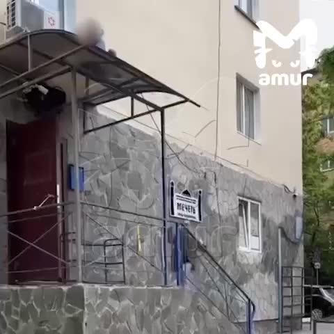 Ребенок упал с четвертого этажа во Владивостоке во время отсутствия матери