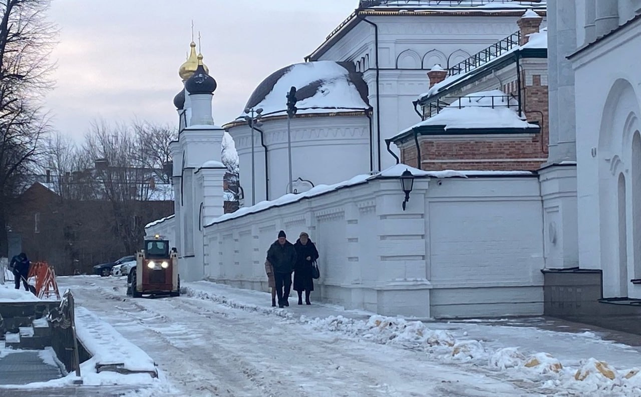 Мэр Александр Болдакин в преддверии Рождества поручил усилить уборку снега на территориях возле храмов.