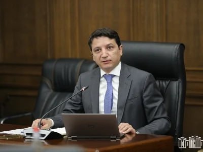 Государственный долг, по состоянию на 31 марта, составляет 5 трлн. 318 млрд. драмов, по сравнению с 31 декабря прошлого года он увеличился на 4,4%, а в долларовом эквиваленте - на 5,8%, заявил на пресс-конференции 2 мая министр финансов Армении Ваге Ованнисян.