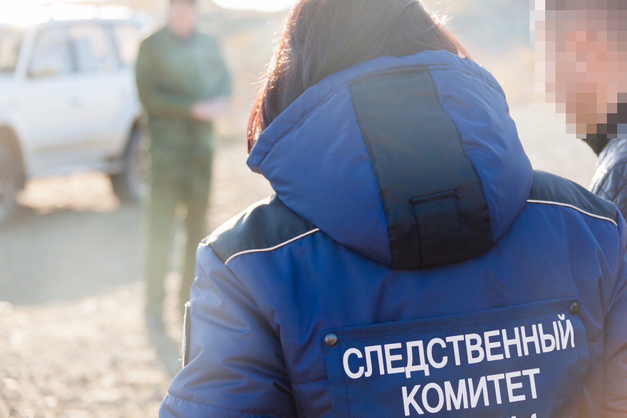 Ссора привела к смерти в Холмском районе Следователи завершили расследование уголовного дела в отношении 48 летнего жителя Холмского района Его обвиняют в умышленном причинении тяжкого вреда здоровью повлекшем смерть человека ч 4 ст 111 УК РФ По версии следствия в июне 2025 года в селе Пожарском мужчина вместе со своим 61 летним знакомым распивал спиртное Между ними возник конфликт в ходе которого обвиняемый ударил потерпевшего кулаком по лицу и несколько раз ногами по грудной клетке От полученных травм мужчина скончался Собранные материалы признаны достаточными дело направлено в суд для рассмотрения по существу Источник СУ СК России по Сахалинской области Telegram Местное Подписаться на СахПресс Прислать новость