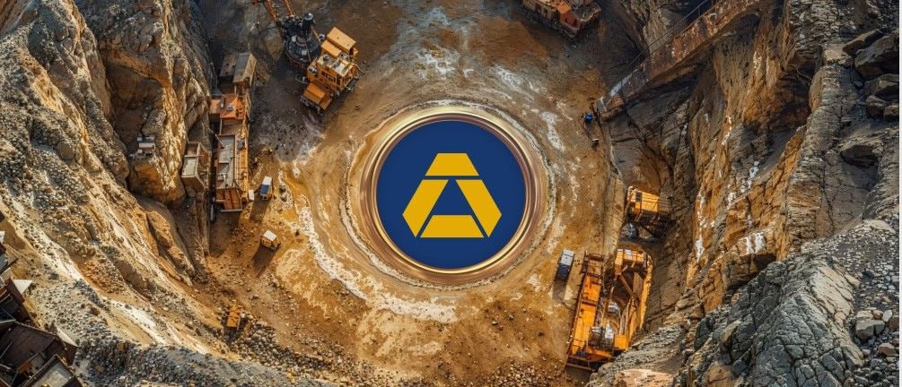 Публичное акционерное общество Южуралзолото Группа Компаний объявляет результаты за 2025 г и прогноз производства на 2026 г UGLD В 2025 г Компании удалось добиться роста производства на 13 по сравнению к 2024 г Общий объем произведенного золота немного превысил 12 тонн что говорит о выполнении утвержденной производственной программы на 2025 г Основной вклад в производство золота в прошлом году внес Сибирский хаб где рост составил 25 по сравнению с 2024 г в частности месторождения Высокое Красноярский край и Коммунар Хакасия наши ключевые проекты роста В 2026 г ожидается рост производства золота на уровне 4 17 За основу взят как и годом ранее консервативный сценарий составленный менеджментом компании На текущий момент производственный прогноз направлен на утверждение в Совет директоров ПАО ЮГК jkinvest news jkinvest