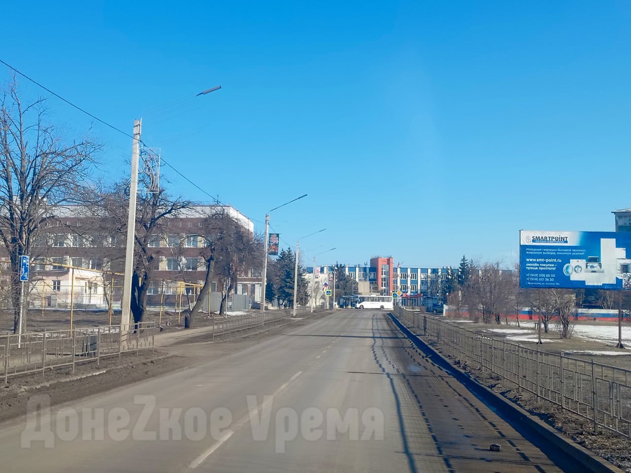 Восстановят к концу дорожного сезона: в Волновахе ремонтируют мост, соединяющий две части города Ямальские специалисты начали восстанавливать мост, который находится в Волновахе на улице Матросова. Строители уже сняли старое покрытие, ограждения и плиты на подходе к мосту. На очереди демонтаж балок пролетного строения. «За дорожный сезон его полностью восстановят, обустроят пешеходную дорожку и новые ограждения. Установят трансформаторную подстанцию, чтобы сделать освещение» — сообщили на официальном сайте правительства ЯНАО. Кроме путепровода, будут ремонтировать улицу Донецкую. На участке длиной 4,5 км запланировано восстановление проезжей части, тротуаров, освещения и озеленение. Также в планах установить 12 остановочных павильонов для пассажиров общественного транспорта. Весь объем работ обещают выполнить за два года. Фото: Виктория Павлова, «Донецкое время»