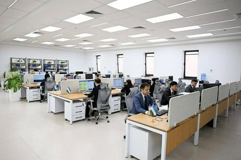 Президент Узбекистана Шавкат Мирзиёев ознакомился с модульным зданием Министерства строительства и ЖКХ в Новом Ташкенте где размещен центральный аппарат ведомства и подведомственные организации для повышения эффективности работы Проект на 1 4 га включает 5 одноэтажных зданий площадью свыше 5 7 тыс кв м из легких металлических конструкций и сэндвич панелей с базальтовым покрытием оснащенных независимой канализацией централизованными системами отопления охлаждения и вентиляции для снижения расходов и возможности расширения Подробнее на нашем сайте Актуальные новости из Центральной Азии fergananews