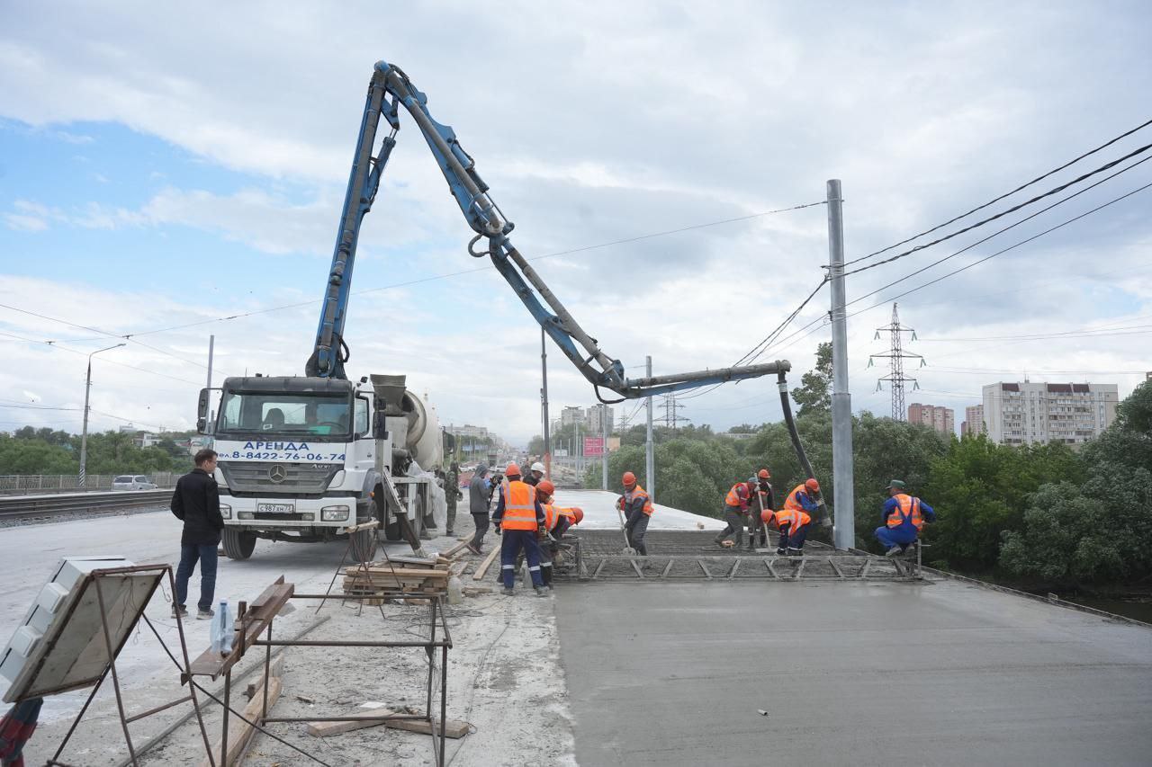Последние балки правой стороны установят на Минаевском мосту 4 июня. На время работ движение трамваев по мосту остановят, вместо них пустят бесплатные автобусы по маршруту «ТЦ Пушкарёвское кольцо» — «УльГЭС» — ТРК «Спартак». Трамваи №22, 9 и 10 будут ходить через 19-й микрорайон и Дамбу. Также из-за подключения теплотрассы с 6 по 11 июня в Железнодорожном районе отключат горячую воду. Подписаться Прислать новость