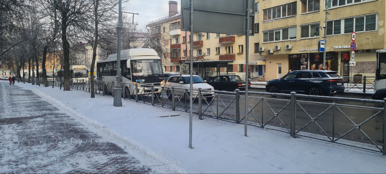 На улице Розважа произошло столкновение рейсового автобуса и автомобиля Peugeot. На месте образовались пробки. Планируйте маршрут заранее  Подписаться