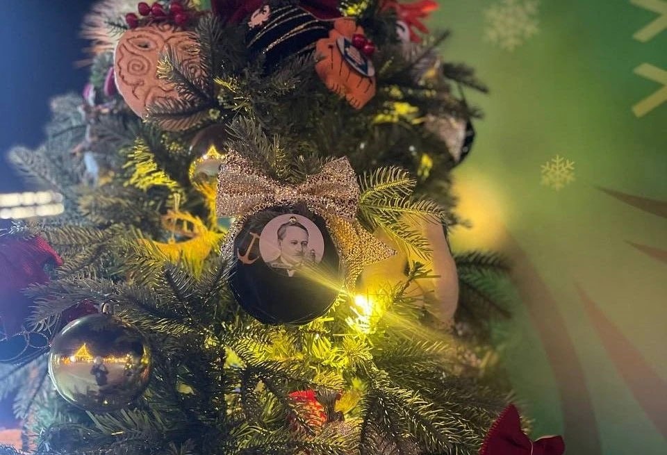 Лучшую елку района определят в Хабаровске На площади им Ленина стартовало хвойное соревнование 17 новогодних елей представленных районами и городскими округами нашего региона будут соперничать за титул самой красивой и праздничной новогодней красавицы Победитель будет определен путем народного голосования которое продлится до 28 декабря Жители края могут отдать голос за елочку наряд которой приглянулся больше всего по ссылке clck ru 3Qntdk