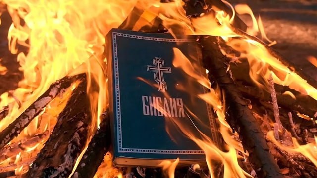 Молодого новосибирца будут судить за осквернение Библии 8 сентября в Ленинский районный суд Новосибирска поступило уголовное дело по обвинению 17 летнего новосибирца в совершении преступления предусмотренного ч 1 ст 148 УК РФ Нарушение права на свободу совести и вероисповеданий Об этом 11 сентября сообщает паблик в ВК Суды общей юрисдикции С 15 по 21 декабря 2024 года юноша снял видеоролик в котором грубо и нецензурно высказывался о Новом завете людях исповедующих христианство и иудаизм Затем поджег книгу бросил ее и пнул Видеоролик он разместил в одном из каналов Телеграмма вызвав негативную реакцию участников группы НОВОСТИ и ТОЧКА Подписаться