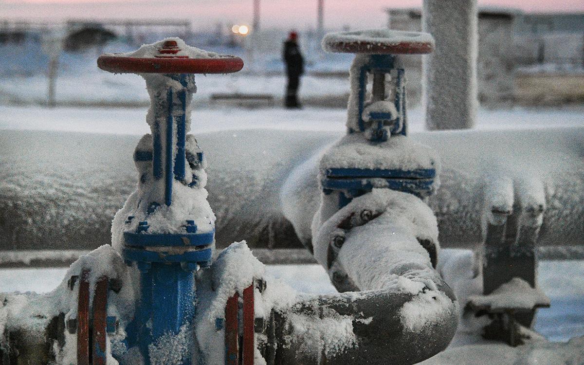 Европа использовала весь газ закачанный в хранилища к зиме Нетто отбор газа из подземных хранилищ Европы с начала отопительного сезона превысил 55 млрд куб м свидетельствуют подсчеты на основе данных Gas Infrastructure Europe Таким образом страны ЕС израсходовали весь газ который закачали в ПХГ летом и начали отбор из оставшихся с предыдущих лет запасов Прошлый сезон отбора газа из европейских подземных хранилищ завершился 28 марта 2025 года тогда в них оставалось 33 57 запасов В настоящее время ПХГ Европы заполнены на 33 02 на 16 28 процентного пункта ниже чем в среднем на эту дату за последние пять лет против 44 1 годом ранее Со старта отопительного сезона 13 октября страны ЕС отобрали из хранилищ около 60 5 млрд куб м газа Нетто отбор превысил 55 млрд куб м или 100 от закачанных летом объемов Вместе с тем напомним народную мудрость о том что пока толстый сохнет худой сдохнет и призовем не тешить себя пустыми надеждами о том что Европа замерзнет без российского газа