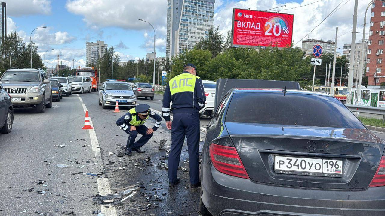 Очевидцев массового ДТП на улице Ткачей в Екатеринбурге ищет Госавтоинспекция  Сегодня утром Mercedes выехал на встречную полосу, где врезался в Mazda и Kia. Госпитализирована женщина-водитель Mazda.    Водитель Mercedes скрылся с места происшествия. Его разыскивает полиция.     Очевидцев и тех, кто располагает информацией о водителе, просят звонить по телефонам 8  952  730-83-33 или 02, 102.     ГИБДД
