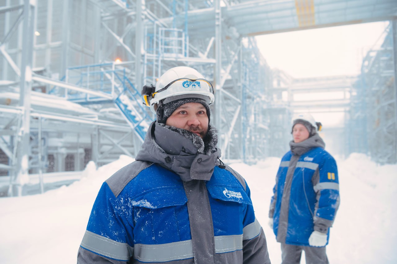 24 января Газпром поставил российским потребителям по Единой системе газоснабжения 1829 9 млн куб м газа Это новый абсолютный исторический рекорд Предыдущий суточный максимум 1814 7 млн куб м газа был достигнут 13 января 2024 года Рост потребления газа связан с холодной погодой в большинстве регионов России Средняя температура воздуха в зоне действия Единой системы газоснабжения 24 января снизилась до минус 19 1 градусов Цельсия Поставки по газотранспортной системе Газпрома осуществляются надежно в том числе благодаря подземным хранилищам газа Напомним что к зиме 2025 2026 года Газпром создал в российских хранилищах оперативный резерв газа в объеме 73 170 млрд куб м это рекорд для отечественной газовой отрасли Газпром в MAX